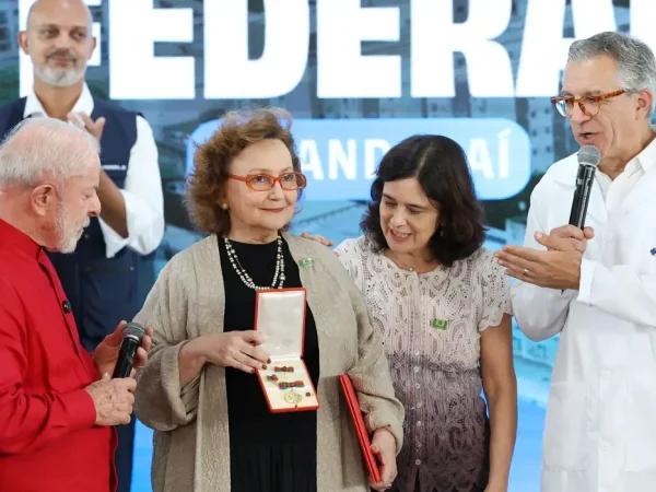 Rio de Janeiro (RJ), 13/03/2026 - O presidente da República, Luiz Inácio Lula da Silva, concede à pneumologista e pesquisadora da Escola Nacional de Saúde Pública - Ensp/Fiocruz, Margareth Dalcolmo, a medalha de mérito Oswaldo Cruz, durante inauguração do novo setor de trauma do Hospital Federal do Andaraí. Foto: Rovena Rosa/Agência Brasil