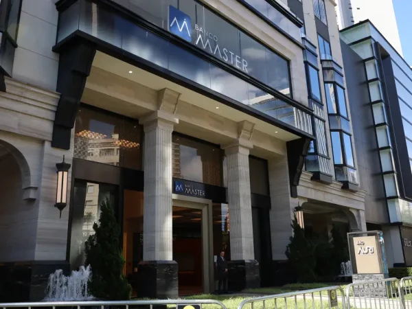 São Paulo (SP), 19/11/2025 - Fachada do Banco Master na rua Elvira Ferraz em Itaim Bibi. Foto: Rovena Rosa/Agência Brasil
