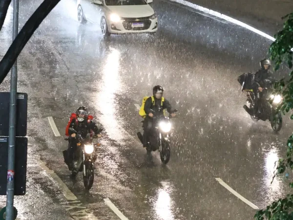 São Paulo (SP), 09/12/2025 - Chegada de frente fria causa chuva na capital paulista. Foto: Rovena Rosa/Agência Brasil