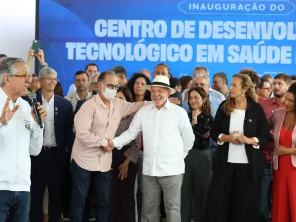 Rio de Janeiro (RJ), 23/05/2026 - O ministro da Saúde, Alexandre Padilha, fala durante inauguração das novas instalações do Centro de Desenvolvimento Tecnológico em Saúde (CDTS/Fiocruz), o lançamento do Centro de Desenvolvimento e Produção de Terapias CAR-T e a entrega de 42 veículos do programa Agora Tem Especialistas-Caminhos da Saúde e do SAMU para o estado. Foto: Rovena Rosa/Agência Brasil