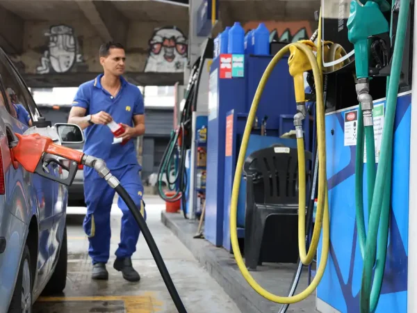 Rio de Janeiro (RJ), 20/03/2026 - Posto de gasolina Ipiranga no Castelo. Foto: Rovena Rosa/Agência Brasil