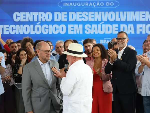 Rio de Janeiro (RJ), 23/05/2026 - O presidente da República, Luiz Inácio Lula da Silva, e o governador interino do Rio de Janeiro, Ricardo Couto, participam da inauguração das novas instalações do Centro de Desenvolvimento Tecnológico em Saúde (CDTS/Fiocruz), o lançamento do Centro de Desenvolvimento e Produção de Terapias CAR-T e a entrega de 42 veículos do programa Agora Tem Especialistas-Caminhos da Saúde e do SAMU para o estado. Foto: Rovena Rosa/Agência Brasil