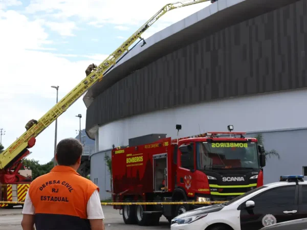 Rio de Janeiro, 08/04/2026 - Incêndio atinge o teto do Velódromo no Parque Olímpico do Rio de Janeiro, na Barra da Tijuca. Foto: Rovena Rosa/Agência Brasil
