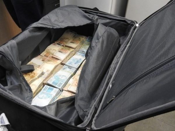 Polícia Federal foi acionada e encontrou o montante estimado em R$ 860 mil (Foto: Divulgação/Polícia Federal)