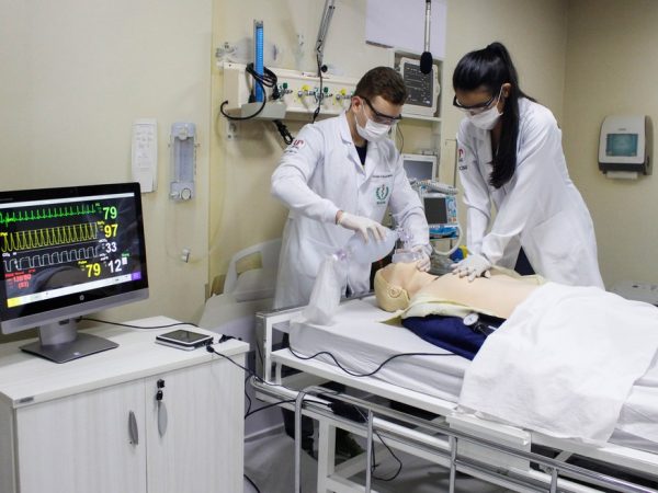 Grande maioria dos estudantes ouvidos na presquisa querem fazer medicina  — Foto: Unipar