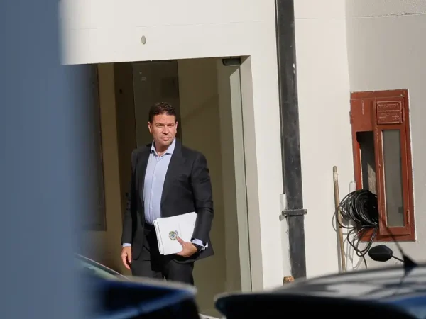 Rio de Janeiro (RJ) 17/07/2024 – O delegado federal Alexandre Ramagem, ex-diretor da Agência Brasileira de Informações (Abin) e pré-candidato à Prefeitura do Rio, presta depoimento na Polícia Federal, que investiga possível uso ilegal de sistemas para espionar autoridades e desafetos políticos no governo Jair Bolsonaro. Foto: Fernando Frazão/Agência Brasil