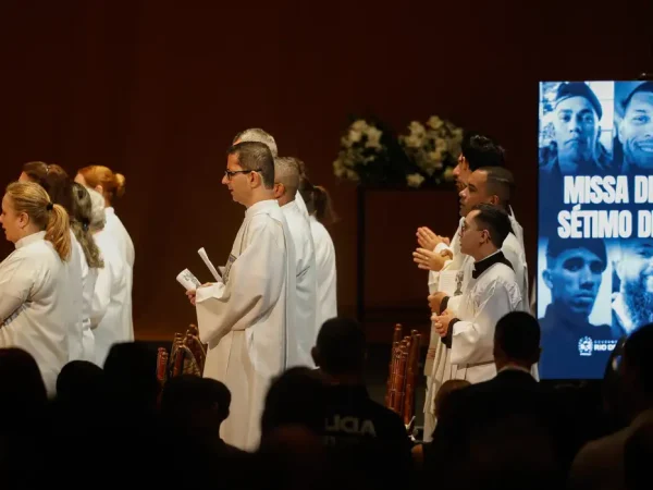 Rio de Janeiro (RJ), 06/11/2025 – Missa de sétimo dia em homenagem aos policiais civis e militares mortos na Operação Contenção, no Theatro Municipal. Foto: Fernando Frazão/Agência Brasil