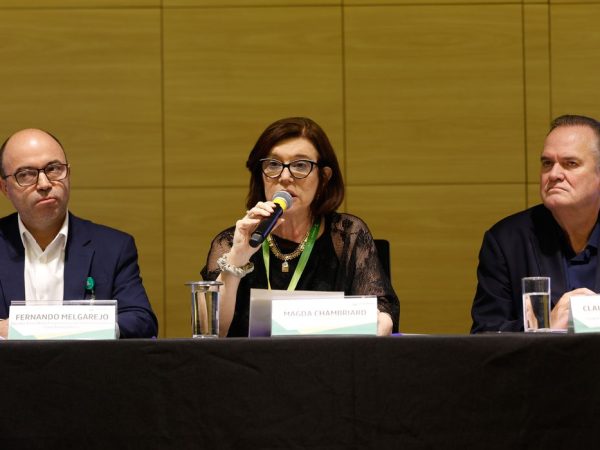 Rio de Janeiro (RJ), 13/03/2026 –A presidente da Petrobras, Magda Chambriard, anuncia o reajuste no preço do diesel ao lado os diretores executivos de Financeiro e de Relacionamento com Investidores, Fernando Melgarejo, e de Logística, Comercialização e Mercados, Claudio Schlosser. Foto: Fernando Frazão/Agência Brasil