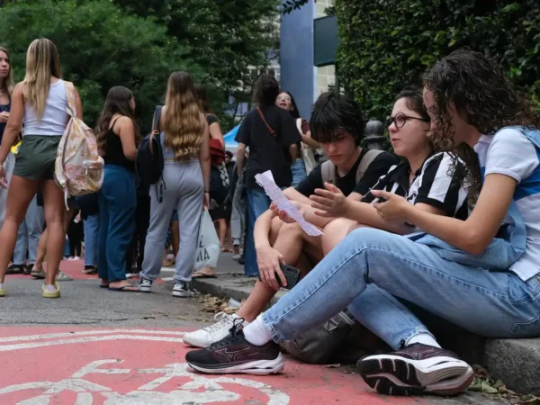 Rio de Janeiro (RJ), 09/11/2025 – Candidatos chegam para o primeiro dia de provas do Exame Nacional do Ensino Médio (Enem), na Universidade Santa Úrsula, em Botafogo. Foto: Fernando Frazão/Agência Brasil