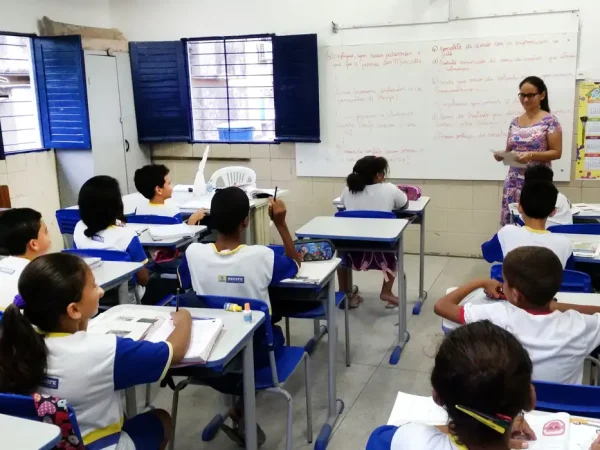 Recife – Alunos da Escola Municipal Abílio Gomes, na capital pernambucana, usam livros didáticos que podem ser proibidos pela Câmara de Vereadores (Sumaia Vilela / Agência Brasil)