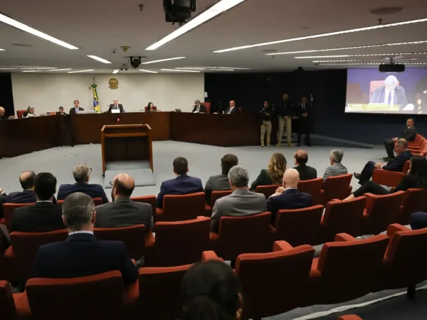 Brasília (DF) 10/09/2025 - A Primeira Turma do Supremo Tribunal Federal (STF) realiza o quarto dia de julgamento dos réus do Núcleo 1 da trama golpista, formado pelo ex-presidente Jair Bolsonaro e mais sete aliados.  Foto: Fabio Rodrigues-Pozzebom/ Agência Brasil