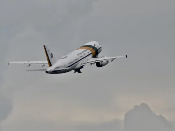 Avião presidencial com Jair Bolsonaro decola da Base Aérea de Brasília. — Foto: Cadu Gomes/Agência O Globo