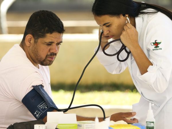 Brasília - Cidadãos fazem exames para verificar pressão arterial e de glicemia durante mutirão de atendimento e de orientação jurídica para esclarecer dúvidas sobre saúde pública e planos de saúde (Marcelo Camargo/Agência Brasil)