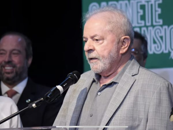 Na montagem do futuro ministério, Lula deixou sob a influência do PT postos-chave da administração. — Foto: Ricardo Stuckert
