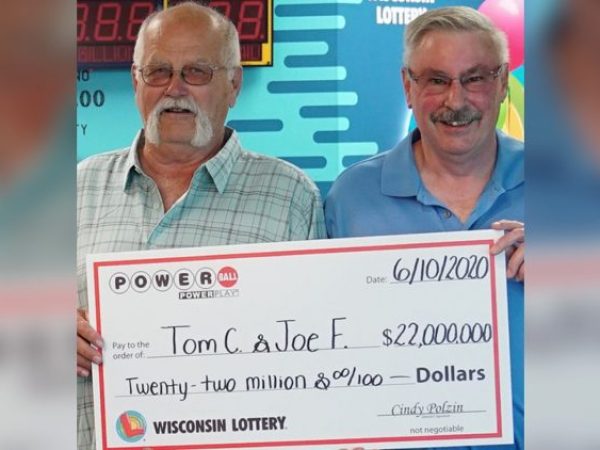 Dois amigos compravam bilhetes todas as semanas e ficaram surpresos com a sorte finalmente chegando — Foto: Wisconsin Lottery/ Divulgação