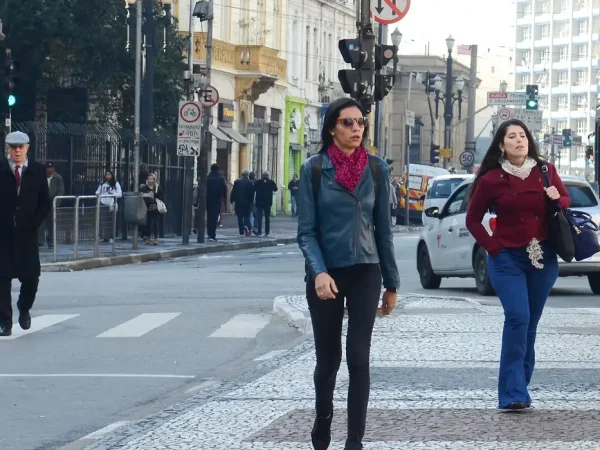 São Paulo - Termômetro na manhã de hoje marca 13ºC, na capital em frente à Catedral da Sé, região central (Rovena Rosa/Agência Brasil)