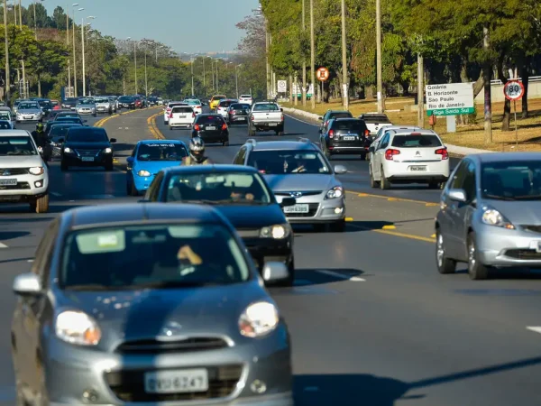 Brasília - O uso do farol baixo aceso durante o dia em rodovias é obrigatório a partir desta sexta-feira (8). Quem descumprir a lei será multado em R$ 85,13, por infração leve, e terá quatro pontos na carteira de habilitação (José Cruz