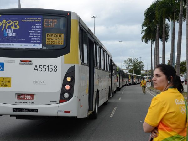 Rio de Janeiro - Ônibus simulam chegada de delegações em teste de segurança no Estádio do Maracanã para cerimônia de abertura dos Jogos Rio 2016  ( Fernando Frazão/Agência Brasil)