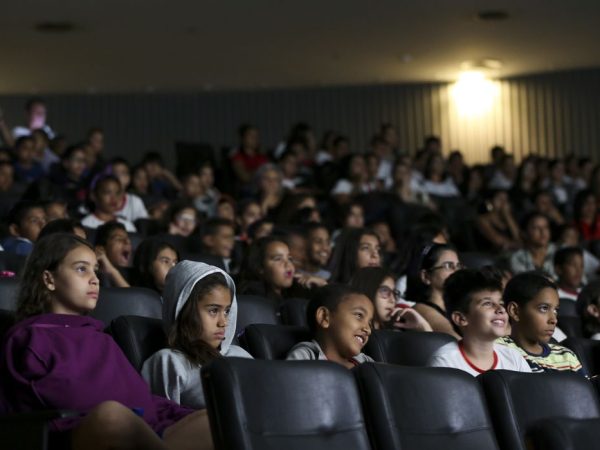 Brasília - Crianças de escolas do DF assistem a filmes durante o Festivalzinho, atividade do 49º Festival de Brasília do Cinema Brasileiro (Marcelo Camargo/Agência Brasil)