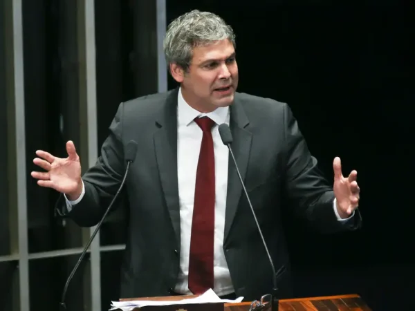 Brasília - O senador Lindberg Farias discute a PEC 55, que limita os gastos públicos pela variação da inflação  (Fabio Rodrigues Pozzebom/Agência Brasil)