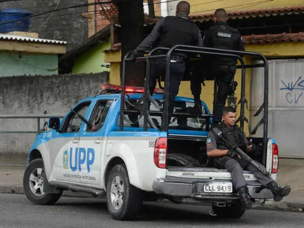 Rio de Janeiro - Tropas da PM circulam na Cidade de Deus, após operação no fim de semana, com queda de helicóptero e pelo menos 11 mortes  (Fernando Frazão/Agência Brasil)