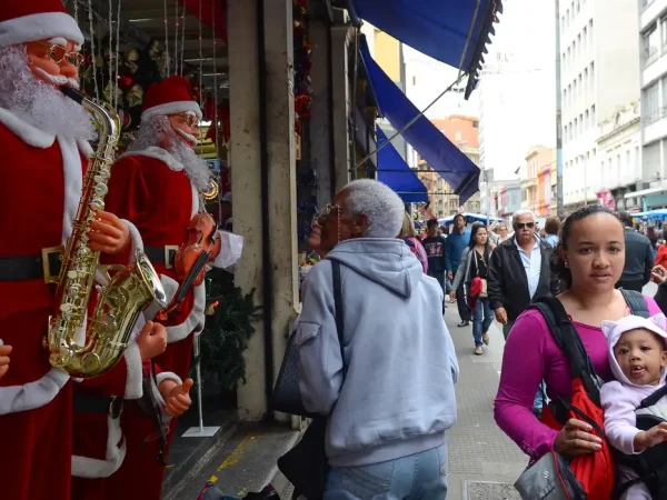 São Paulo - Movimento no comércio da Rua 25 de Março, no mês do Natal  (Rovena Rosa/Agência Brasil)
