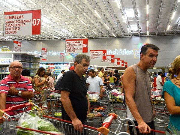 Vitória (ES) - Supermercados lotados com filas nos caixas e na entrada funcionam com horário reduzido (Tânia Rêgo/Agência Brasil)