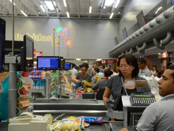 Vitória (ES) - Supermercados lotados com filas nos caixas e na entrada funcionam com horário reduzido (Tânia Rêgo/Agência Brasil)