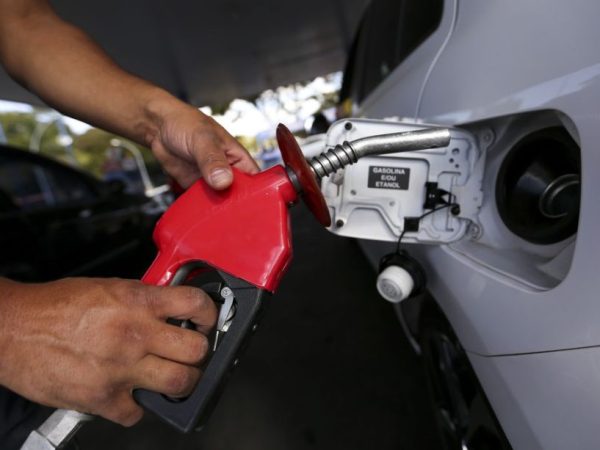 Pela 2ª semana consecutiva, o preço médio do litro da gasolina vendido nos postos de combustíveis ficou abaixo de R$ 5. — Foto: Reprodução