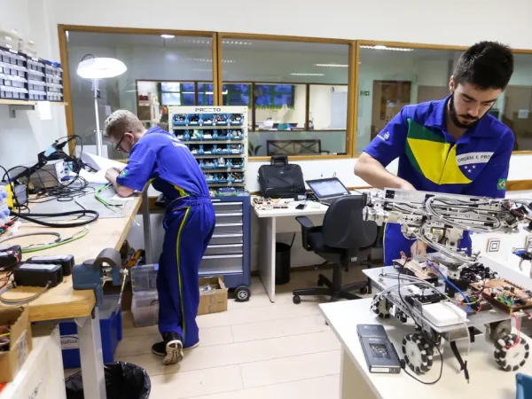 Brasília - Estudantes do ensino profissionalizante que participarão do WorldSkills 2017 se preparam para a competição no Centro de Treinamento do Senai-DF (Marcelo Camargo/Agência Brasil).