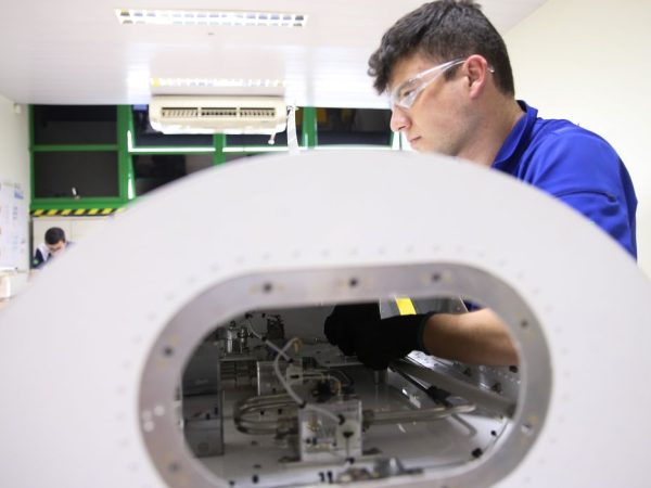 Brasília - Estudantes do ensino profissionalizante que participarão do WorldSkills 2017 se preparam para a competição no Centro de Treinamento do Senai-DF (Marcelo Camargo/Agência Brasil).