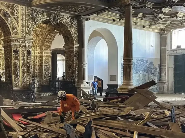 Salvador (BA), 05/02/2025 - Teto desaba da Igreja de São Franscisco, no Pelourinho. Foto: Defesa Civil de Salvador/Divulgação