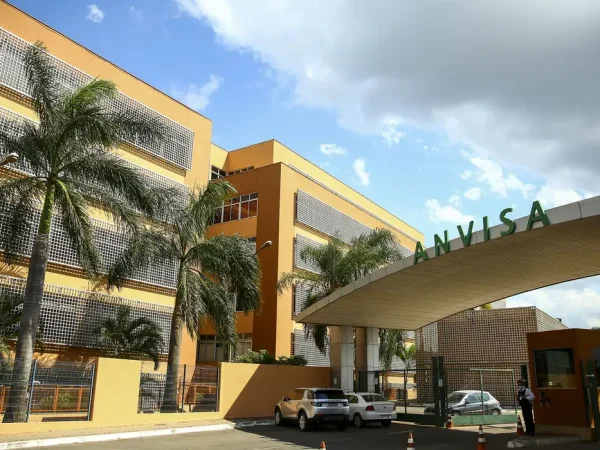 Fachada do edifício sede da Agência Nacional de Vigilância Sanitária (Anvisa).
