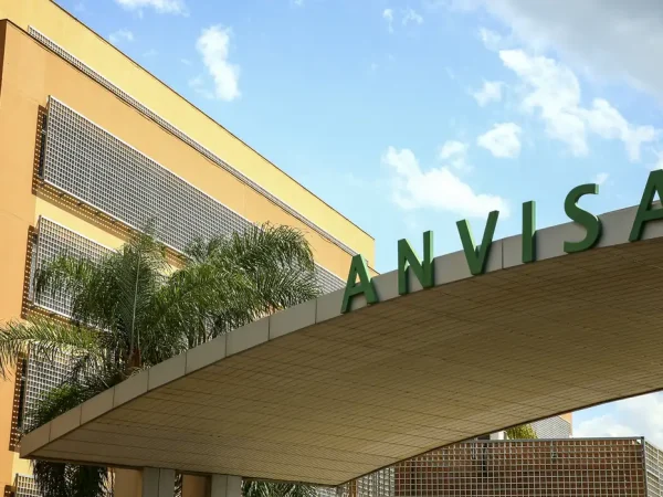 Fachada do edifício sede da Agência Nacional de Vigilância Sanitária (Anvisa).