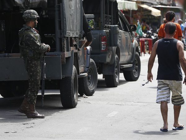 Rio de Janeiro - Exército faz operação no Complexo da Maré, na zona norte do Rio (Tomaz Silva/Agência Brasil)