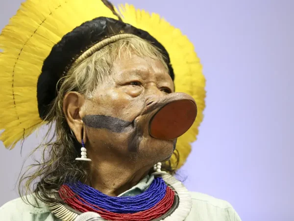 Brasília - O cacique Raoni Metuktire durante cerimônia de entrega da Medalha de Honra ao Mérito Indigenista, concedida a autoridades públicas e cidadãos que se destacaram na luta em favor dos povos indígenas brasileiros  (Marcelo Camargo