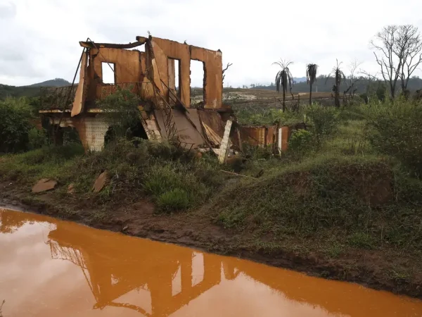 Ruínas em Bento Rodrigues, distrito de Mariana, dois anos após a tragédia do rompimento da Barragem de Fundão, da mineradora Samarco (José Cruz/Agência Brasil)