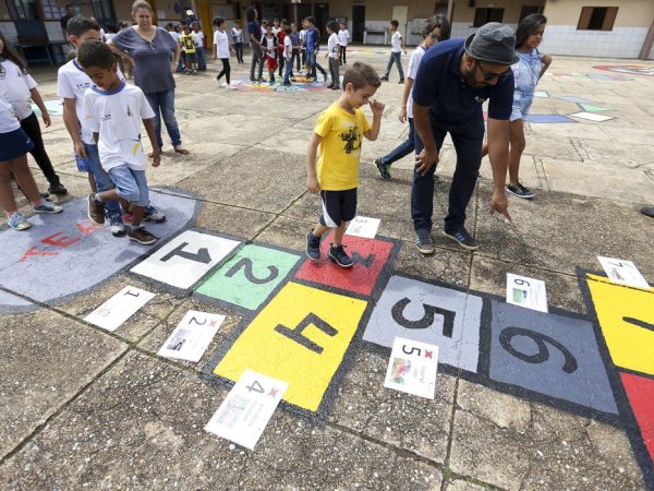 Brasília - Alunos da Escola Classe 29 de Taguatinga participam de atividades do projeto Adasa na Escola, que ensina crianças a ajudar na preservação da água (Marcelo Camargo/Agência Brasil)