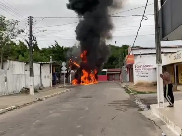 Ônibus da empresa Conceição é incendiado em Natal na manhã desta quinta (16). — Foto: Reprodução/InterTV Cabugi