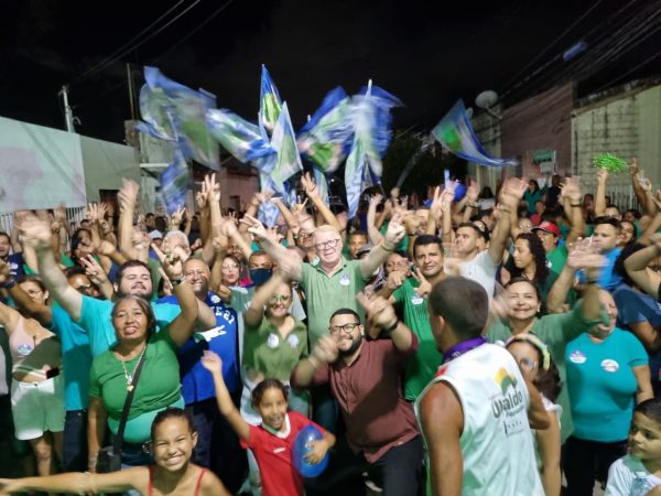 O evento tirou os moradores de casa, em clima de festa, acenando e declarando apoio ao projeto — Foto: Divulgação