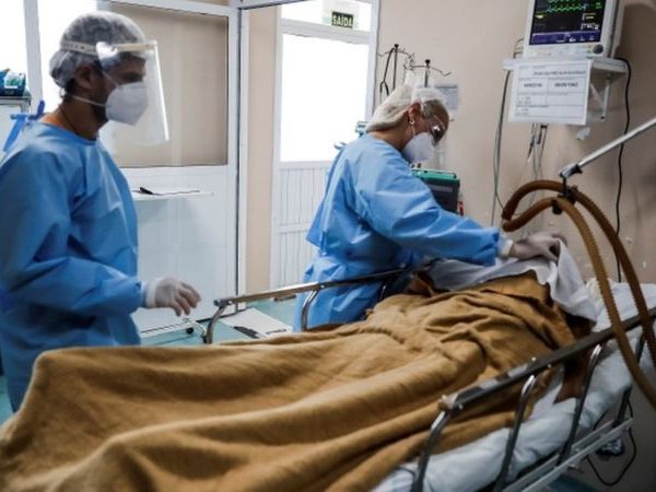 Falta de protocolo nacional, com orientações sobre intubação, é citado por médicos como uma das razões. — Foto: EPA/Marcelo Oliveira