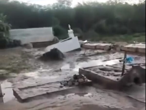 Túmulos foram danificados com chuvas e transbordo de rio — Foto: Reprodução