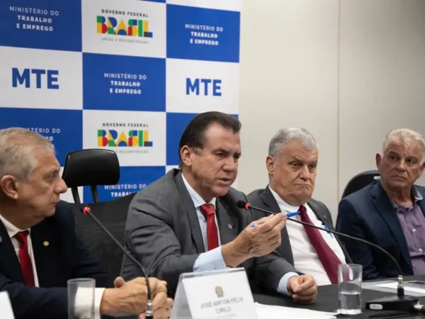 Brasília (DF), 28/04/2026 - O ministro do Trabalho e Emprego, Luiz Marinho, durante reunião com deputados, dirigentes e representantes de sindicatos de taxistas de diversos estados do país. Foto: Tirzah Braz/MTE