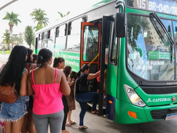 Brasília (DF) 01/12/2023 - O município de Luziânia (GO), no Entorno do Distrito Federal, passou a ter transporte público em operação com tarifa zero. A medida garante aos moradores da cidade gratuidade para circulação nos veículos coletivos. Foto: Wilson Dias/Agência Brasil