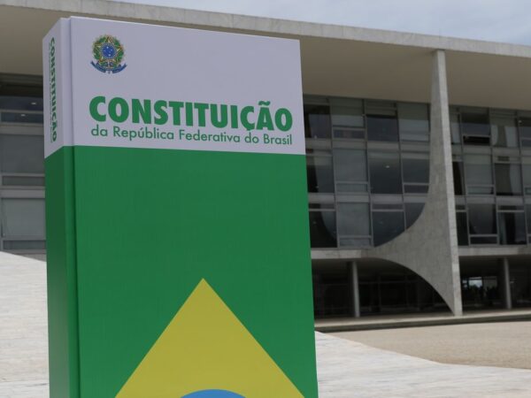Brasília (DF) 08/01/2024 - Réplica da Costituição Brasileira é instalada em frente ao Congresso Nacional, Palácio do Planalto e STF. 
Foto:José Cruz/Agência Brasil
