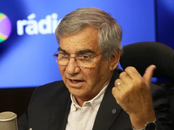 Brasília (DF), 03/12/2024 - O Secretário Nacional de Economia Popular e Solidária, do Ministério do Trabalho e Emprego, Gilberto Carvalho, fala no programa A Voz do Brasil. Foto: Wilson Dias/Agência Brasil