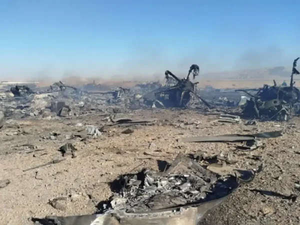 Iran, 05/04/2026 - wreckage of a US military aircraft destroyed in southern regions of Isfahan in central Iran.
The spokesperson for the Khatam al-Anbia Central Headquarters of Iran announced on Sunday, April 5, that that Iranian military forces have destroyed several US aircraft in southern Isfahan, thwarting an attempted mission to rescue a downed American fighter pilot.. Foto: Tasnin News/Divulgação