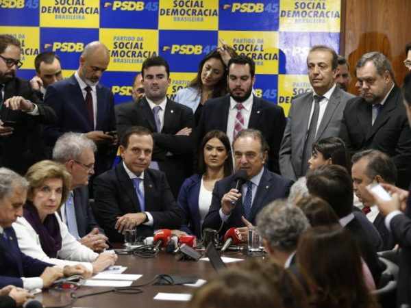 O líder do PSDB na Câmara, Ricardo Tripoli (ao microfone), fala em reunião do partido realizada em junho, em Brasília - (DIDA SAMPAIO/ESTADÃO)