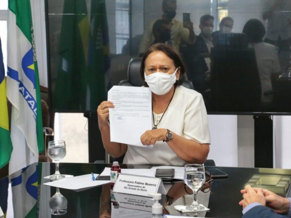 Fátima Bezerra regulamenta o Projeto de Lei que autoriza a obtenção gratuita da CNH para pessoas de baixa renda. — Foto: Robson Araújo/Assecom-RN