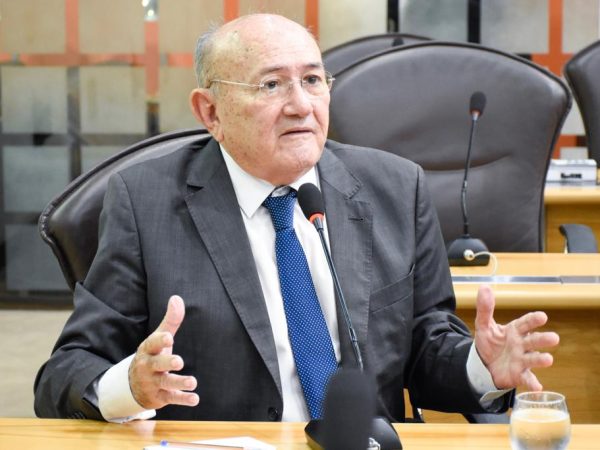 Vivaldo Costa protocolou na Assembleia Legislativa requerimento, em regime de urgência — Foto: Divulgação